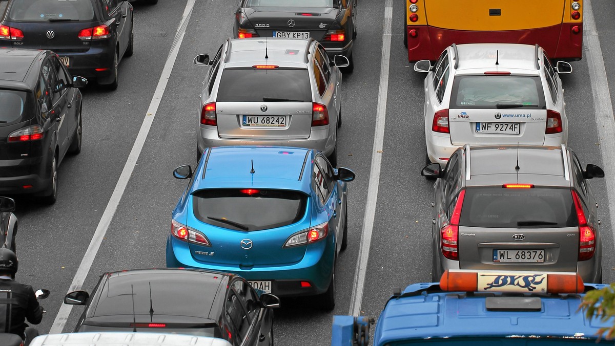 Trudny poranek dla kierowców w Warszawie. Ogromne korki na Wisłostradzie. Paraliż zawdzięczamy światłom, które blokują kierowców - donosi tvnwarszawa.pl.