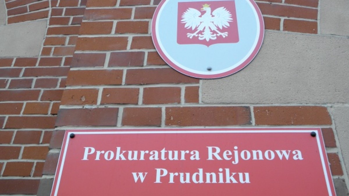 Kolejne malwersacje finansowe wykryła kontrola prowadzona przez audytora wewnętrznego prudnickiego starostwa. Chodzi o wyprowadzenie 14,5 tysiąca złotych. Pieniądze te miała brać księgowa obsługująca jedną ze szkół średnich. To druga pracownica starostwa, która miała prowadzić taki nielegalny proceder. Weryfikacja księgowości powiatowej oświaty trwa od kwietnia.