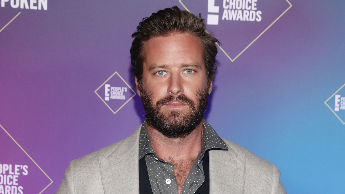 Armie Hammer na gali People’s Choice Awards w Barker Hangar w Santa Monica, 15 listopada 2020 r