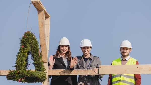 Na budynku Branżowego Centrum Umiejętności dla Przemysłu Mody, które powstaje przy Zespole Szkół Kreowania Wizerunku w Gdańsku, zawisła wiecha.