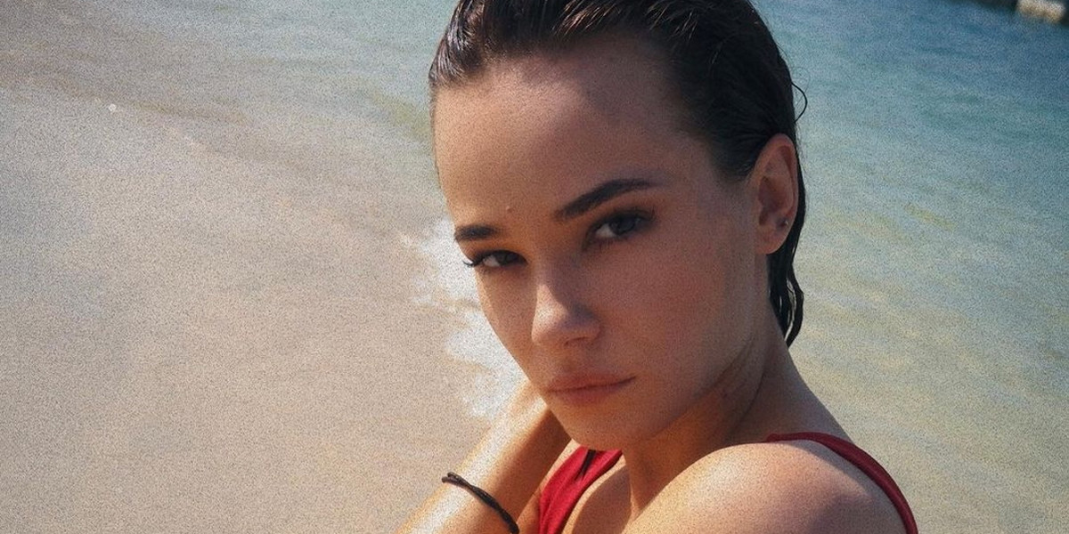 Natalia Szroeder kusi w czerwonym bikini na plaży