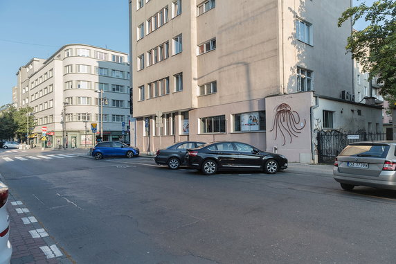 Meduza na ścianie kamienicy w Gdyni. To przykład metaloplastyki