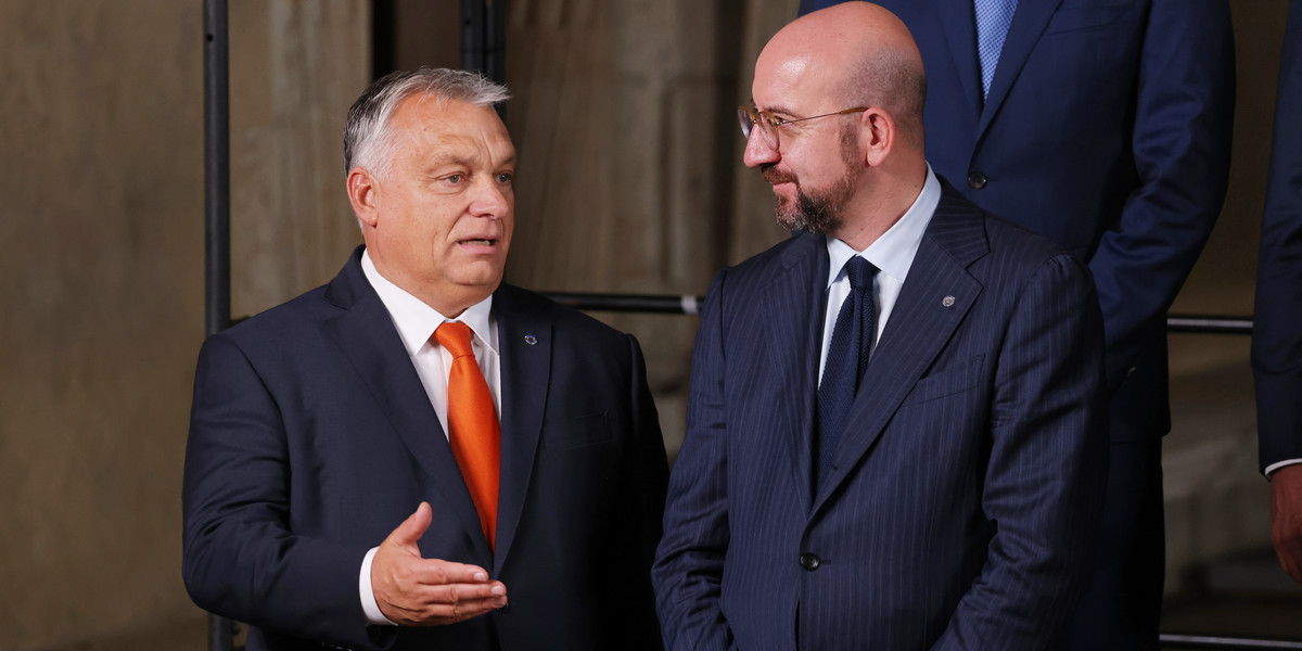 Premier Węgier Viktor Orban (od lewej) i przewodniczący Rady Europejskiej Charles Michel.