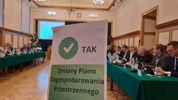 Mieszkańcy przyszli na sesję z tablicami "Tak dla zmiany Plany Zagospodarowania Przestrzennego