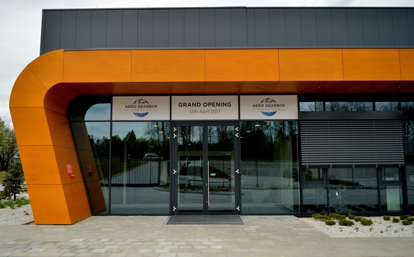 Układy przeniesienia napędu, czasami określane jako przekładnie, są kluczowym elementem silników z napędem turbinowym, umożliwiającym wykorzystanie mocy silnika do napędzania takich systemów jak: pompy paliwowe, pompy hydrauliczne i generatory prądu. Nowa fabryka rozpoczęła produkcję układów przeniesienia napędu (ADT) dla silnika Trent XWB Rolls-Royce’a, który zasila Airbusa A350 XWB. Kolejne projekty znajdą zastosowanie w samolotach odrzutowych nowej generacji dla biznesu oraz w silnikach Trent 7000, który będzie wykorzystywany w samolotach Airbus A330neo.<br><br><br>Fot. (dd/sko) PAP/Darek Delmanowicz