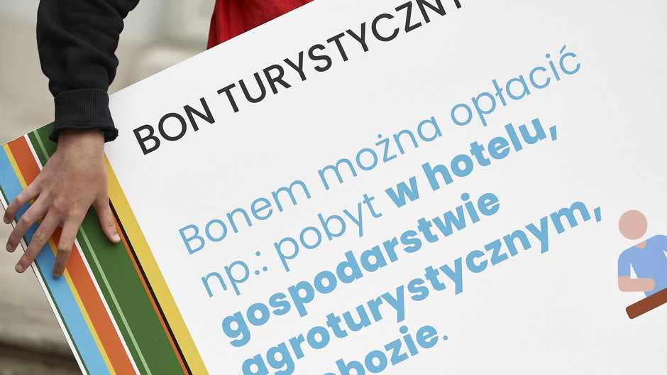 Plansza reklamująca bon turystyczny