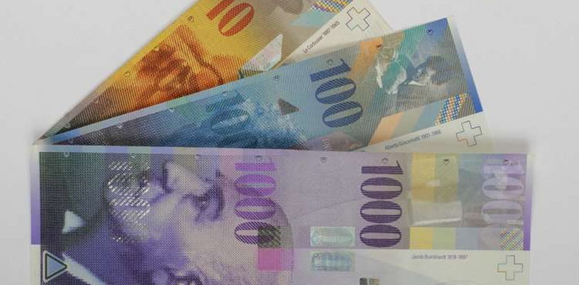 Kurs franka coraz mocniej bije po kieszeni, a banki jeszcze dokładają