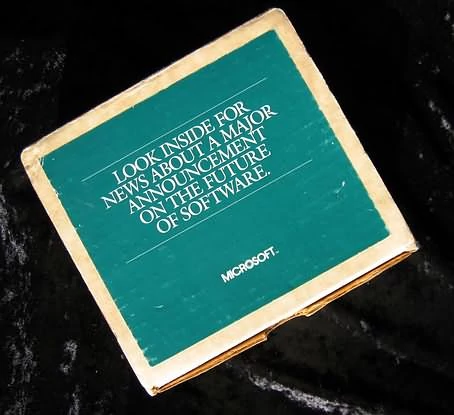 Zestaw promocyjny Windows dla prasy z 1983 roku. Po otwarciu pudełeczka, w środku znaleźć można było zestaw do... czyszczenia szyb samochodowych!