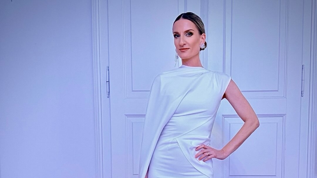 Adela Vinczeová bola moderovať Podnikateľku roka v nádherných šatách od zariny Šimkovič, bola nádherná: foto: IG/  @trochu_inak_s_adelou, @zarinasimkovic, @luciaruzova