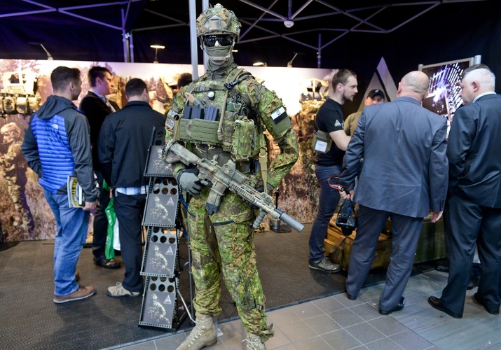 Mundur bojowy z oporządzeniem firmy Direct Action prezentowany na targach. <br><br>(obm/cat) PAP/Marcin Obara