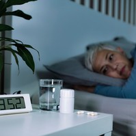 Csak altatóval megy az elalvás esténként? Ezt kockáztatja vele
