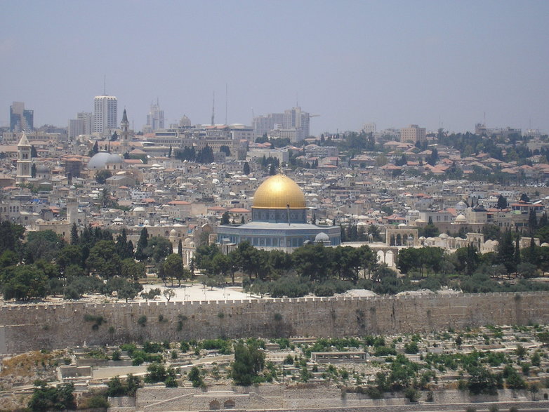 Jerozolima - złota Kopuła na Skale wyróżnia się na tle miasta. Została zbudowana w VII w. na Wzgórzu Świątynnym. Jest jedną z najświętszych dla wyznawców islamu i najstarszą, która przetrwała do dziś.