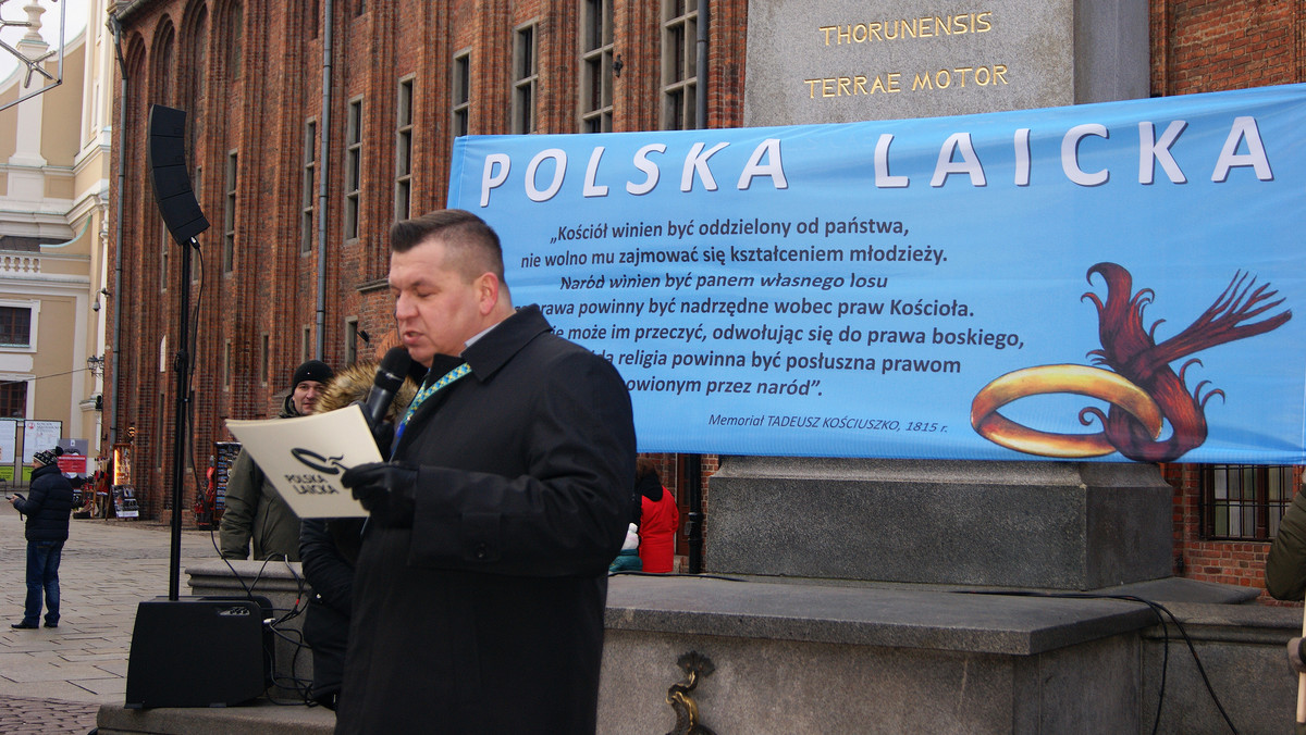 Arkadiusz Brodziński, lewicowy działacz ze stowarzyszenia Polska Laicka, ma zamiar wytoczyć proces radnemu PiS z Torunia Karolowi Marii Wojtasikowi. Jak twierdzi, został przez niego pomówiony, gdy zjawił się na wykładzie o Żołnierzach Wyklętych, który organizowała w toruńskim ogólniaku Młodzież Wszechpolska.