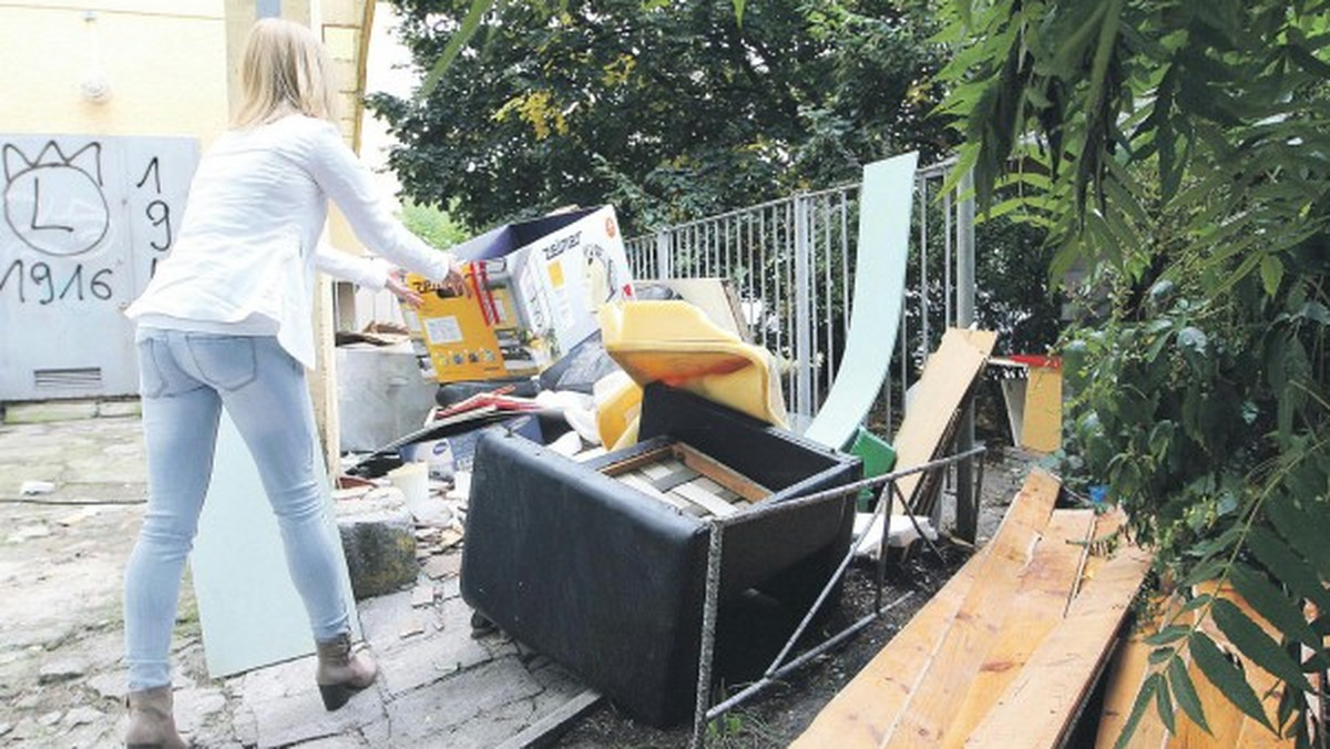 Sterty wielkogabartowych śmieci walają się tygodniami na osiedlach. Problem szybko nie zniknie.