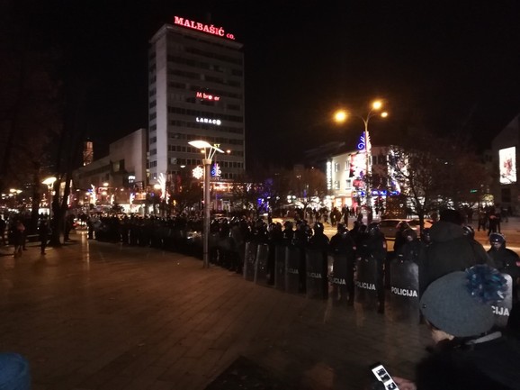 Korodon policije ispred parka Petar Kočić u centru Banjaluke