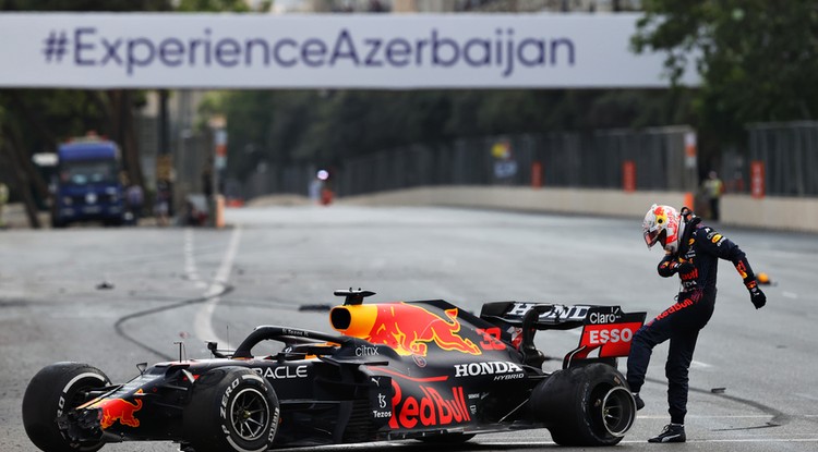 Verstappen belerúg a 2021. júniusi bakui versenyen.