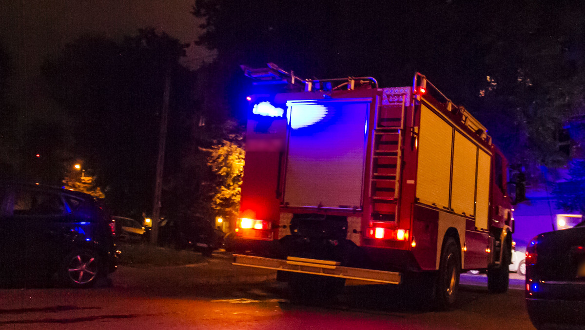 Jedna osoba zginęła, a dwie zostały ranne w wyniku pożaru budynku socjalnego w Prudniku, do którego doszło dziś nad ranem. Większość lokatorów opuściła blok przed przyjazdem straży. 