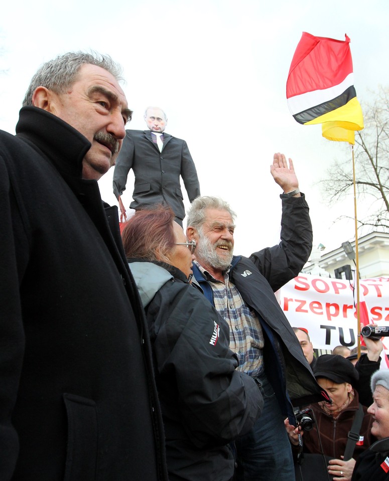 WARSZAWA DEMONSTRACJA PRZED AMBASADĄ ROSYJSKĄ