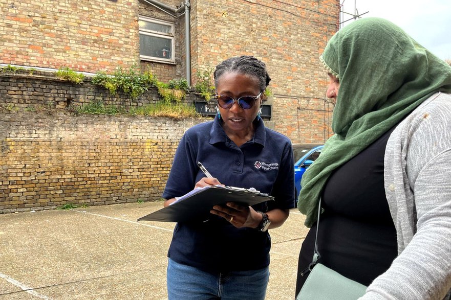 Anne Marie (stânga), voluntară la London Food Bank.  mai 2023