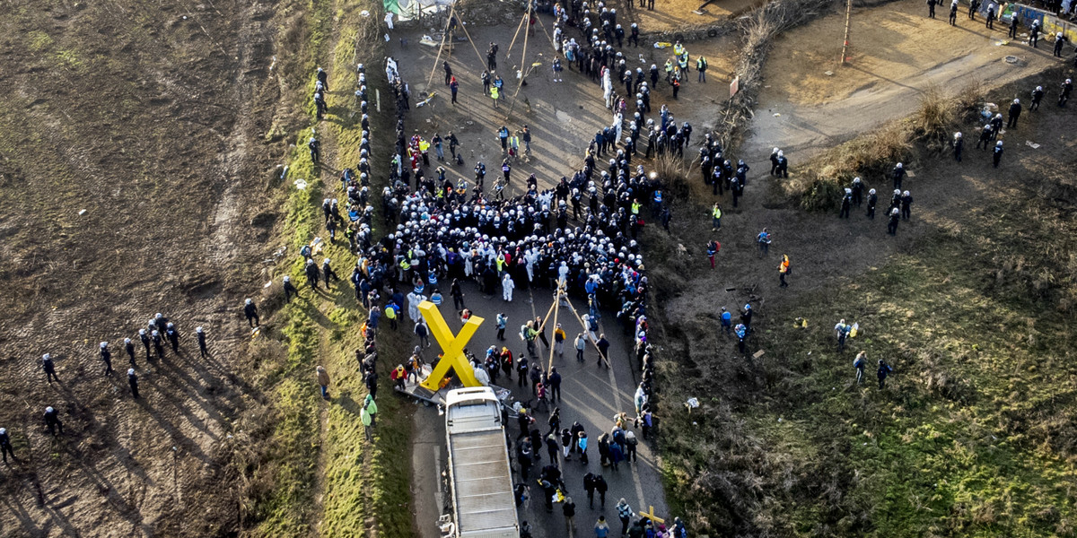 Aktywiści blokują drogę do Luetzerath, 10 stycznia 2022.