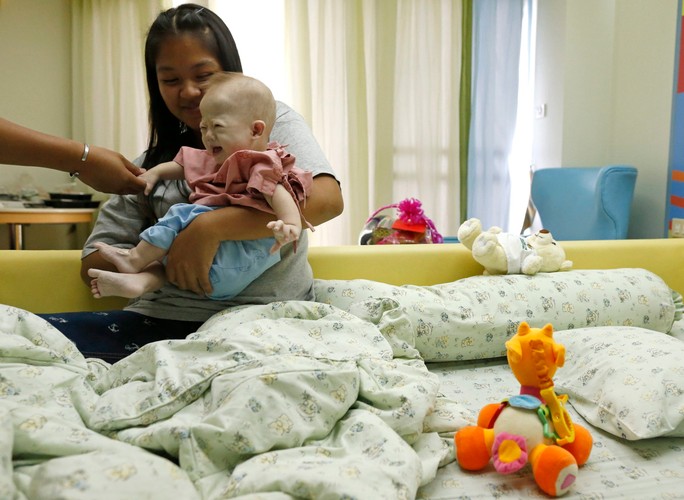 Dziecko urodzone przez surogatkę w Tajlandii