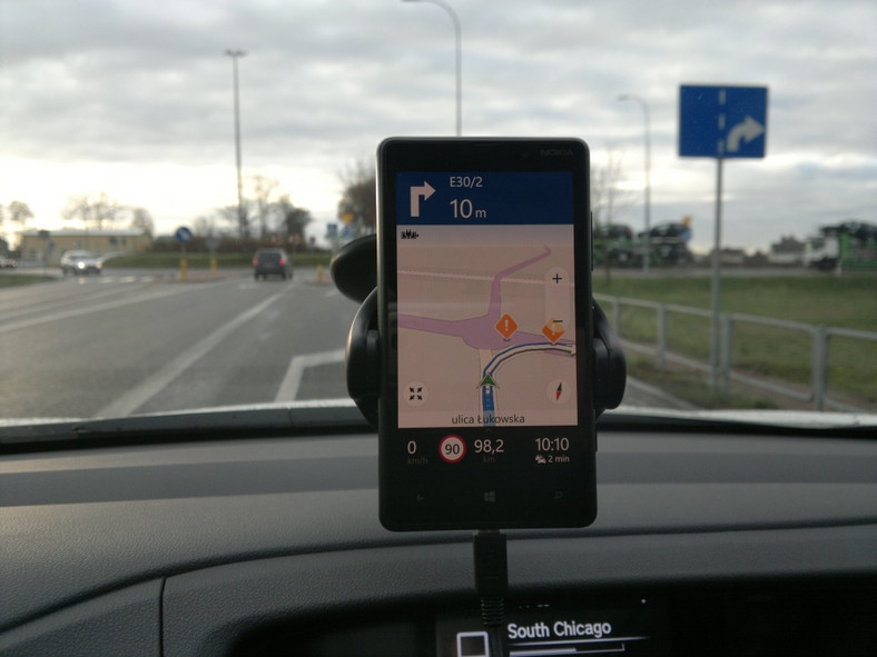 Prosto i przejrzyście w nawigacji Here Drive+ w Nokia Lumia z Windows Phone. Wyraźnie zaznaczony skręt, odległość oraz numer drogi do której dojeżdżamy.