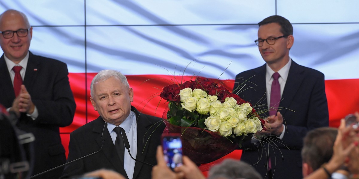 Sztab Prawa i Sprawiedliwości zaraz po ogłoszeniu sondażowych wyników parlamentarnych. Zgodnie z sondażem, wygrana partia zdobędzie 239 mandatów w Sejmie, co oznacza, że będzie miała bezwzględną większość.