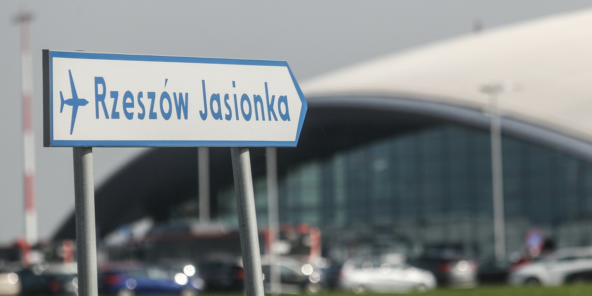 Port lotniczy Rzeszów-Jasionka to jedno z trzech lotnisk w kraju, z których LOT oferuje połączenia transatlantyckie. Ponadto obsługuje połączenia krajowe i regionalne. 