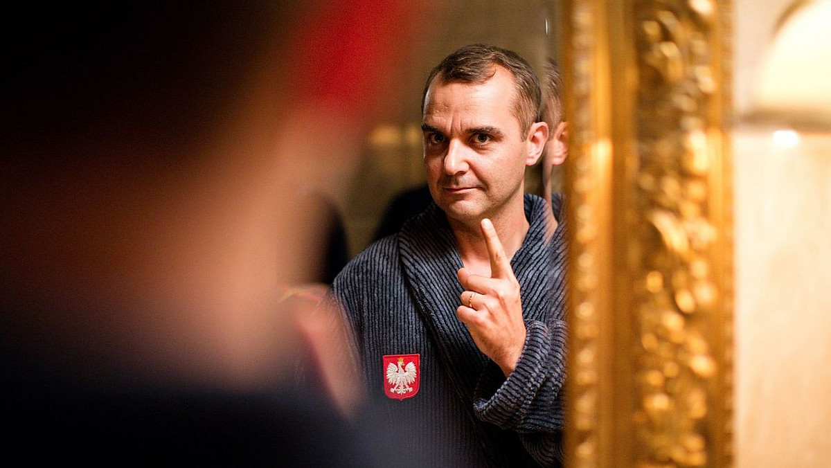Paweł Koślik, czyli Adrian z "Ucha prezesa", udzielił wywiadu Gazecie.pl. Przyznał, że wcielanie się w tak charakterystyczną postać, sprawiło, że stał się bardziej popularny, ale nie przełożyło się na ilość nowych propozycji ról.