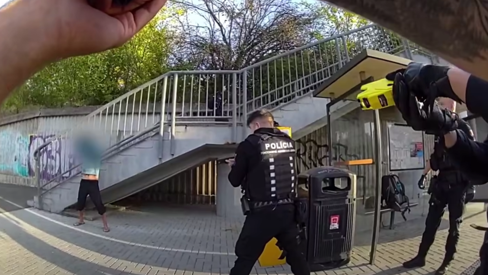 Polícia zadržala muža, ktorý sa mladým medikom vyhrážal nožom.