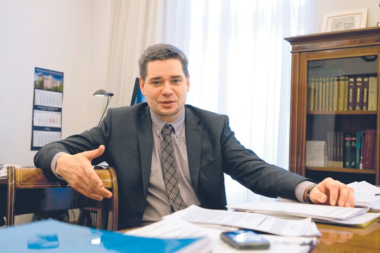 <strong>50. Michał Królikowski, adwokat, były wiceminister sprawiedliwości,
spadek z pozycji 1.</strong>
<br></br>
Rok temu na czele naszego rankingu. Dziś wpływy już nie te, jednak trudno mówić o wpływowych prawnikach A.D. 2014 bez Królikowskiego na liście. Nowy kształt procesu karnego, z którym prawnicy zmierzą się już za pięć miesięcy, to przede wszystkim efekt jego pracy w resorcie. Ale i szeroka debata publiczna byłaby w minionym roku uboższa bez tego benedyktyńskiego oblata. Będąc urzędującym podsekretarzem stanu, wydał wywiad rzekę z abp. Henrykiem Hoserem. Wiele energii poświęcił też, by zablokować ratyfikowanie konwencji o przeciwdziałaniu przemocy wobec kobiet. Walcząca lewica do dziś nie pogodziła się z tym, że dla rządu Platformy mogła pracować osoba tak ostentacyjnie wierząca w Boga.
BK 
<br></br>