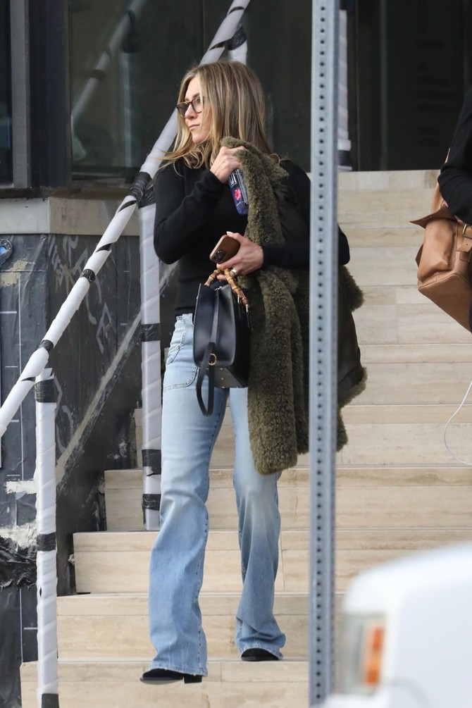 I Dženifer Aniston obožava zvonaste farmerke