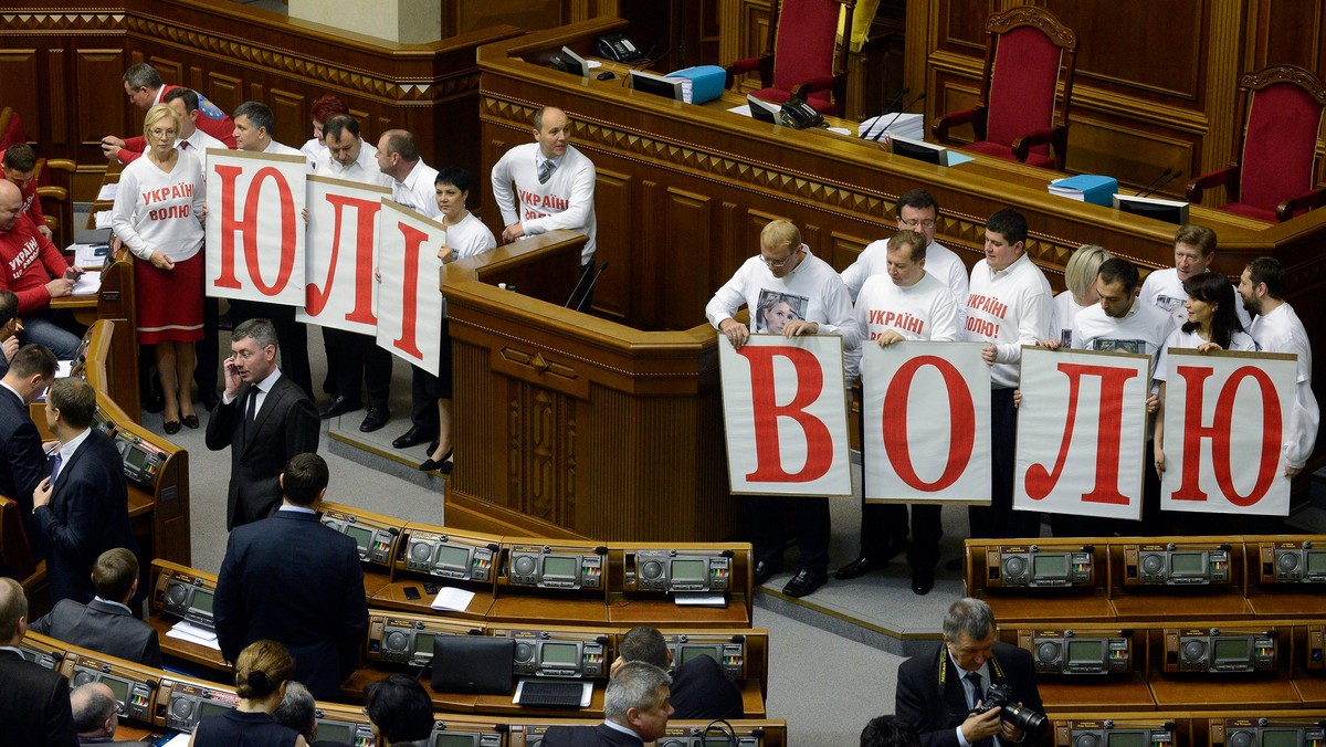 Około dwóch tysięcy zwolenników opozycji demonstruje dzisiaj przed parlamentem Ukrainy w Kijowie, domagając się przyjęcia ustawy, która pozwoli na uwolnienie b. premier Julii Tymoszenko, a tym samym umożliwi podpisanie umowy stowarzyszeniowej z Unią Europejską.