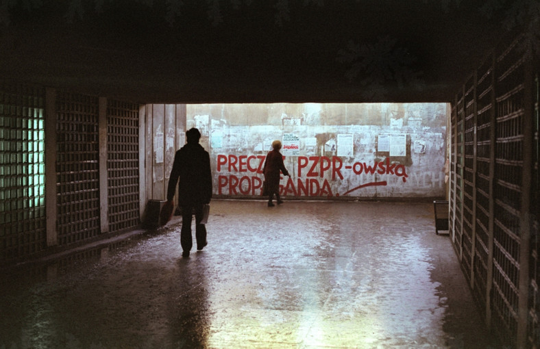 Gdańsk, 14 grudnia 1981 r. Przejście na perony na Dworcu PKP Gdańsk Wrzeszcz
