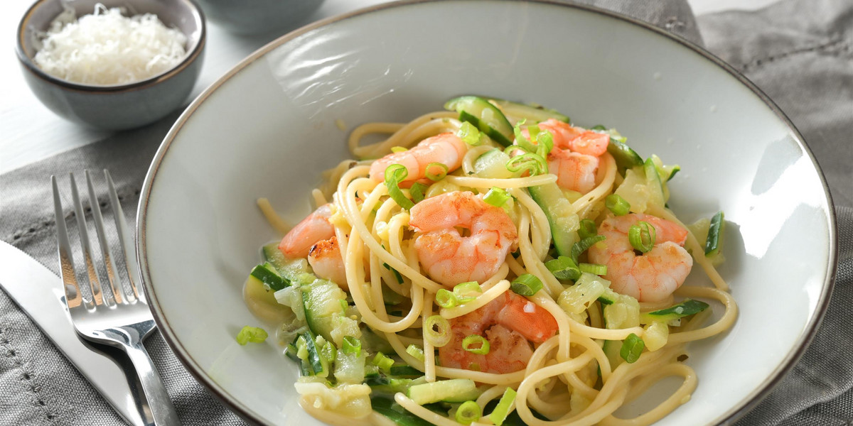 Spaghetti z cukinią i krewetkami to idealny pomysł na wakacyjny obiad.