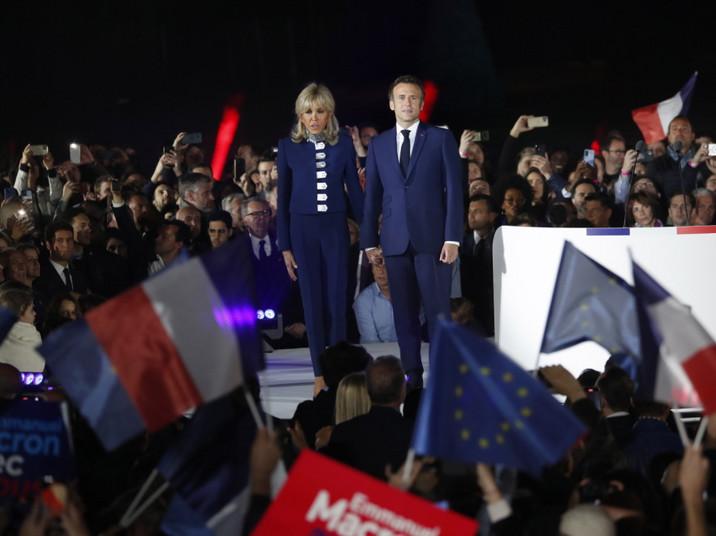 Brigitte i Emmanuel Macronowie na wieczornej celebracji wygranej Emmanuela Macrona w II turze wyborów prezydenckich.