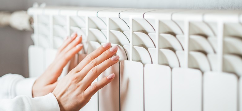 Umieść to za kaloryferem, a w mieszkaniu zrobi się cieplej. Prosty trik bez podkręcania grzejników
