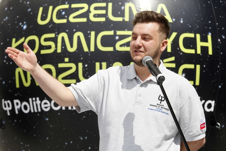 Inżynier Maciej Rećko, koordynator, konstruktor i mechanik z Koła Naukowego Robotyków Wydziału Mechanicznego Politechniki Białostockiej podczas prezentacji łazika marsjańskiego #next <br><br>fot. (ukit) PAP/Artur Reszko