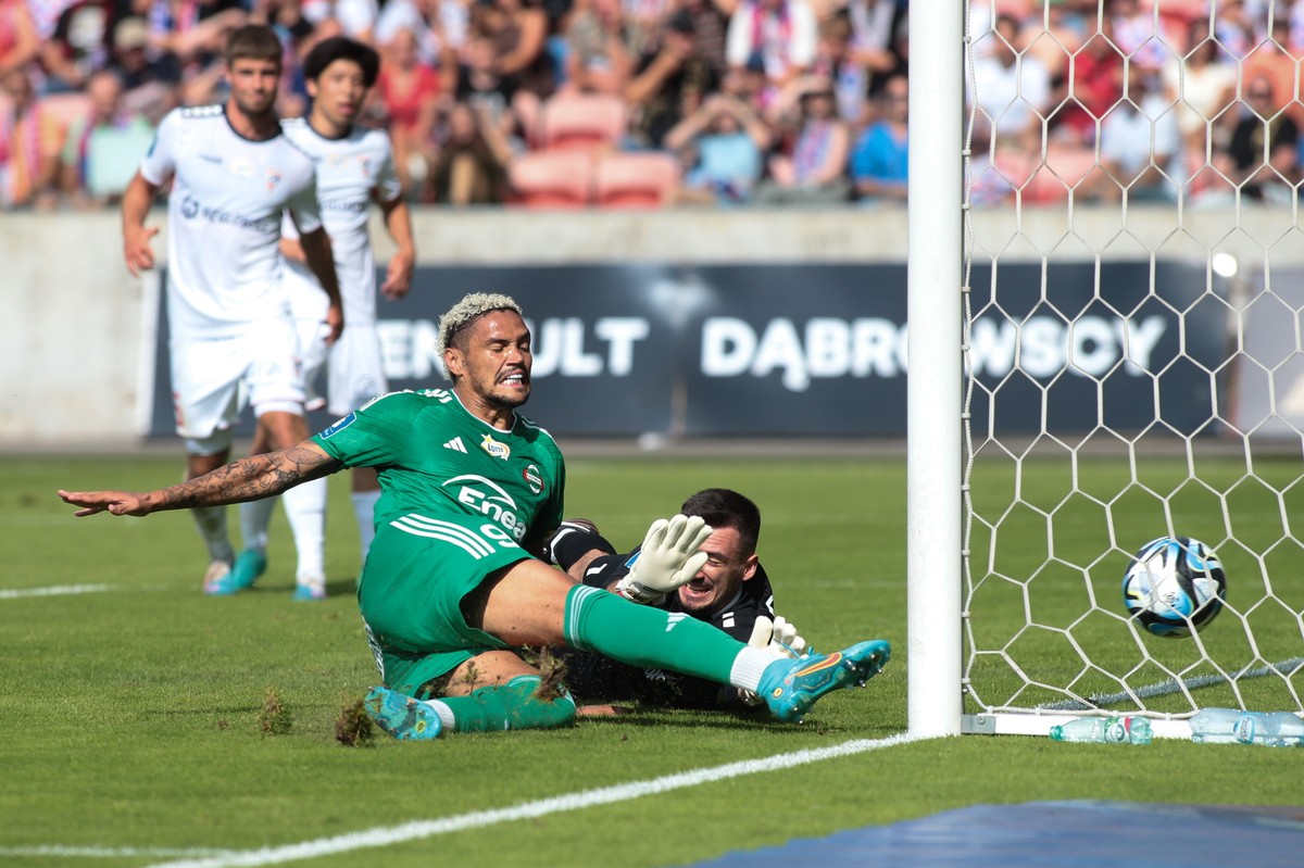 Bramkarz Górnika Zabrze Daniel Bielica (P) i Pedro Henrique (przód) z Radomiaka Radom podczas meczu Ekstraklasy