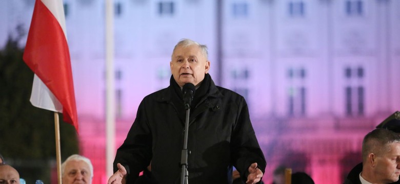 "Oda do radości" w imię nienawiści, atak na Polskę pod sztandarami UE... Ostre słowa szefa PiS na miesięcznicy smoleńskiej