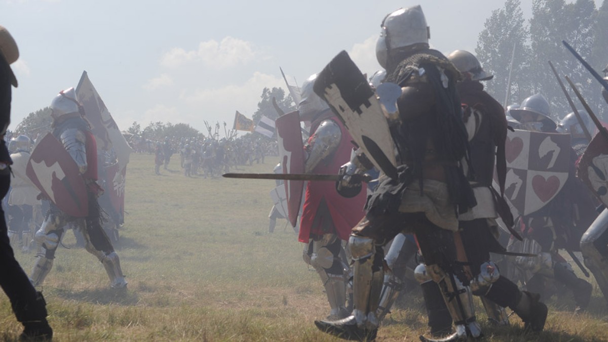 Ponad 100 członków bractw rycerskich będzie walczyć w sobotę na Polach Grunwaldu o wejście do rycerskiej kadry narodowej. Rekonstruktorzy historyczni tak jak wyczynowi sportowcy będą reprezentować Polskę w Rycerskich Mistrzostwach Świata zwanych Bitwą Narodów.