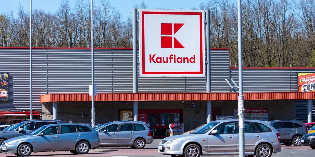 W komunikacie Kaufland wskazuje, że wdrożenie usług pocztowych pozwala sklepom na prowadzenie działalności również w niedziele niehandlowe, niezależnie od wielkości.