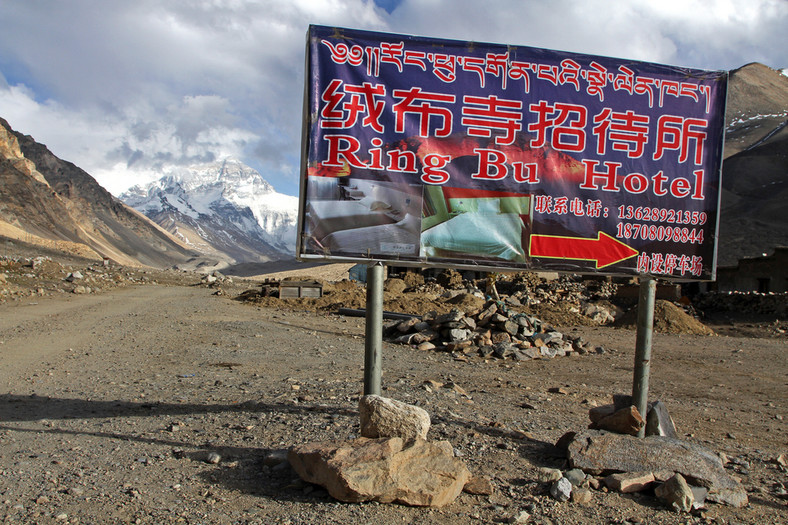 Reklama hotelu w Dolinie Rongbuk pod Mount Everestem