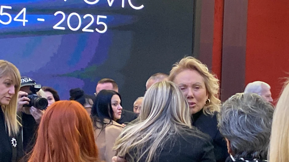 Lepa Brena grli Suzanu