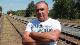 Öt életet mentett meg Gyula a vasúti átjáróban: vészesen közeledett a vonat a sínen veszteglő autó felé