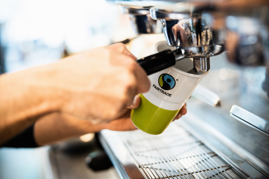 Serwowanie kawy z certyfikatem Fairtrade w biurze, hotelu lub restauracji może być elementem strategii CSR. Foto: Jakub Kaliszewski/Fairtrade 