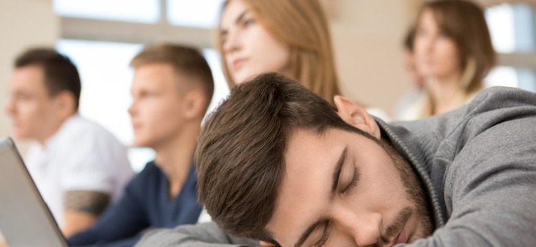 Lekcje i zajęcia wcześnie rano? To się zupełnie nie opłaca, a wręcz szkodzi! WYNIKI BADANIA