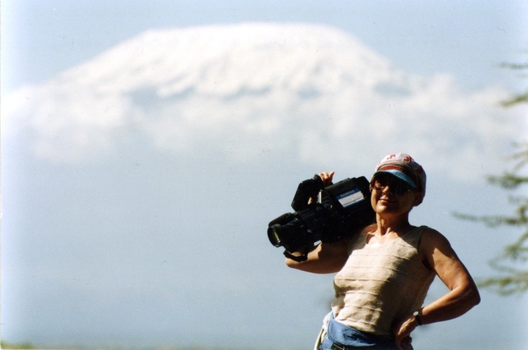 Elżbieta Dzikowska na tle Kilimandżaro w Kenii