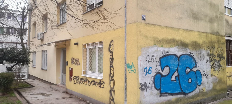 Ulaz u zgradu ispred koje je došlo do napada