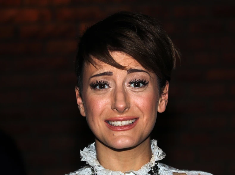 Voditeljku prozivali zbog silikona,  a ona sada pozirala prekrivena samo peškirićem